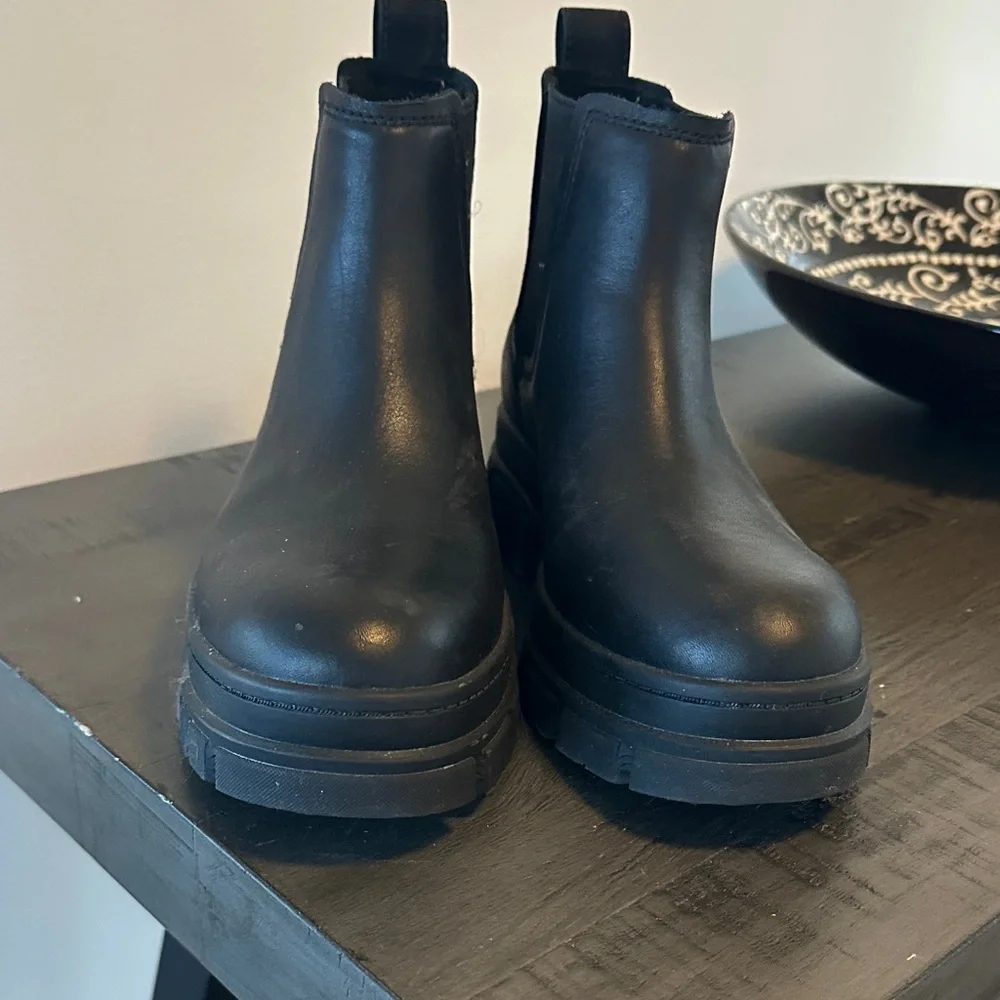 Ugg Black Leather Ankle Boots - Picture 3 of 4